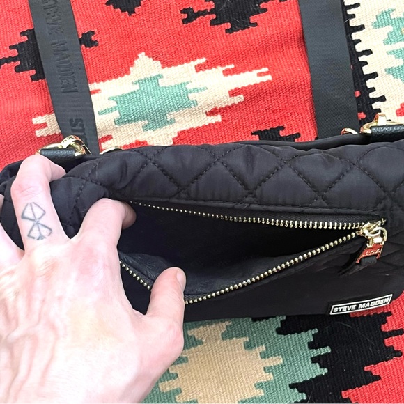 Steve Madden black quilted cross body bag with zippers & inside pockets - Picture 8 of 17